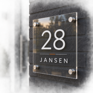 Luxe persoonlijk huisnummer en naambord op helder plexiglas